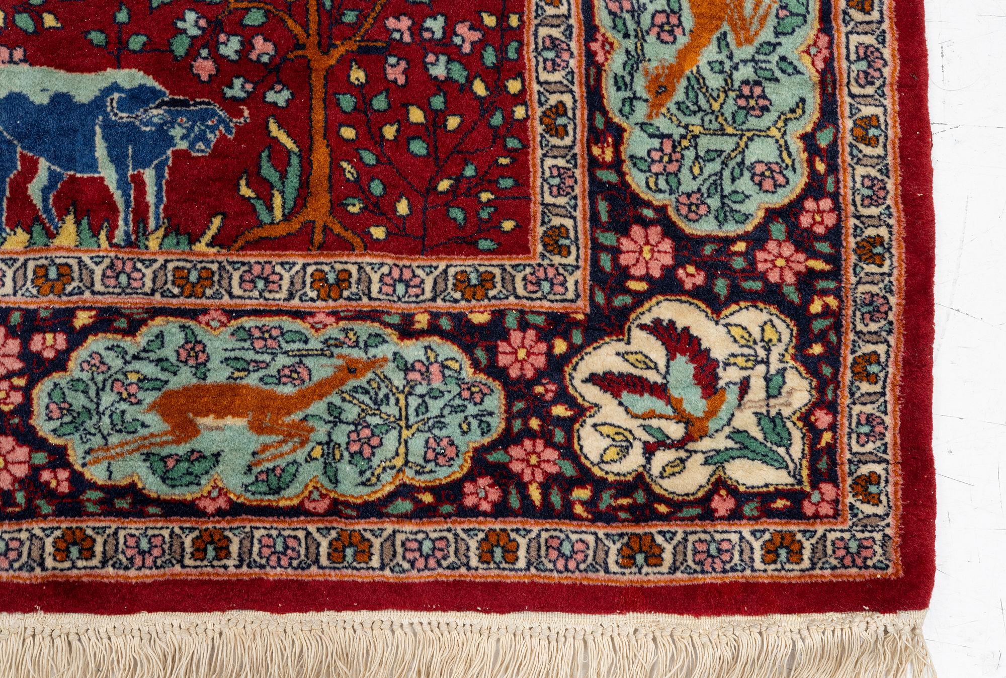Carpet, Tabriz, with hunting motif. 220 x 140 cm.