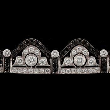 A black and white diamond bracelet. Total carat weight 6.89 cts.