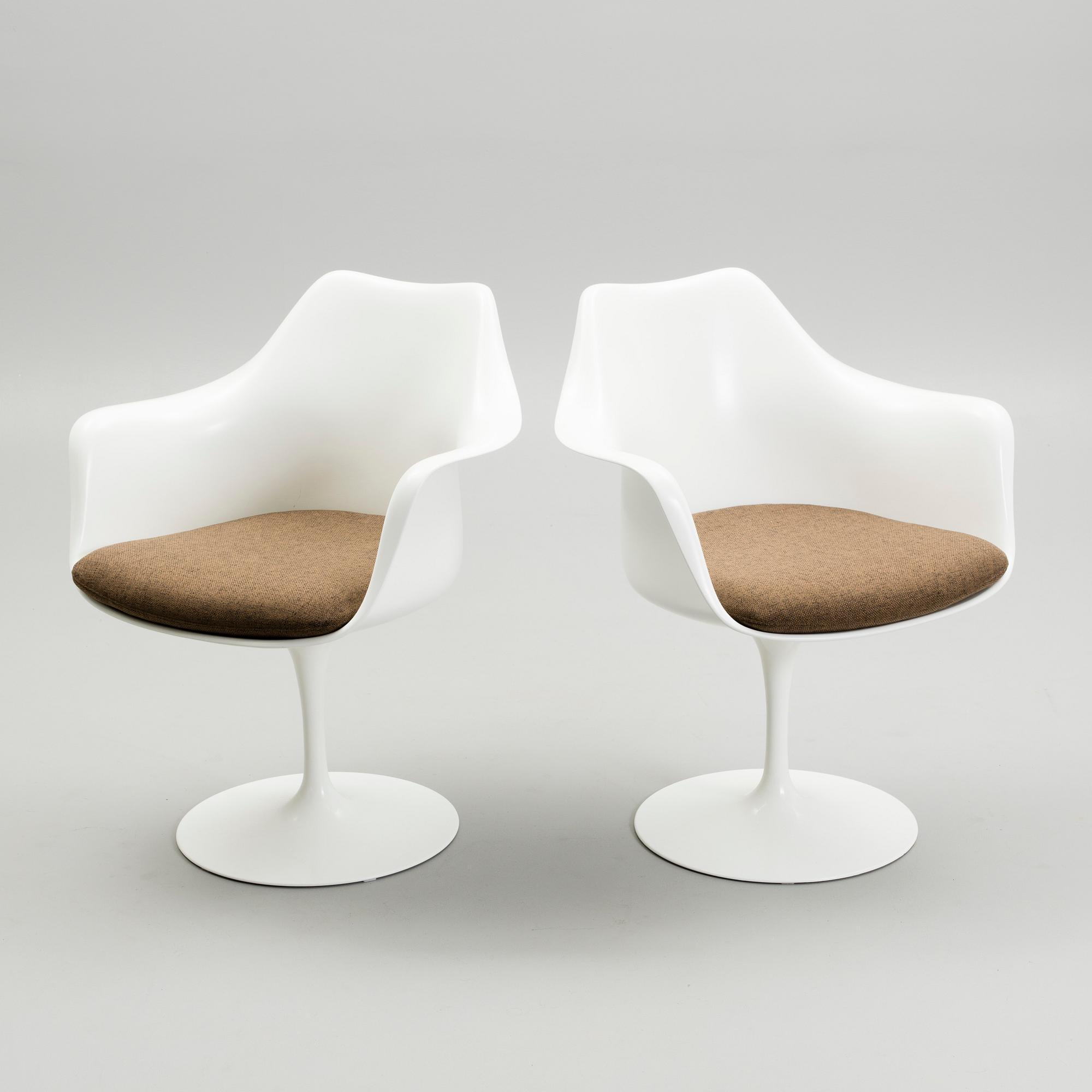 EERO SAARINEN, PÖYTÄ JA 6 TUOLIA. Tulppaani-sarja. Knoll International, 1950-luku.