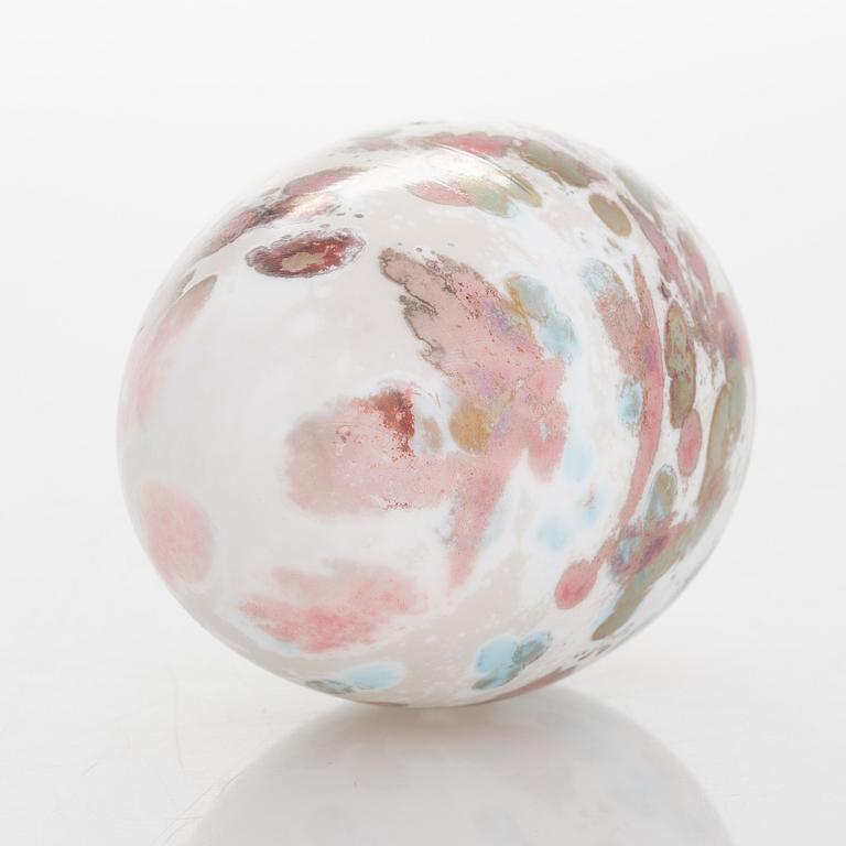 OIVA TOIKKA, An annual glass bird with its egg, year 2008, both signed O. Toikka Nuutajärvi, the egg numbered 474/750.