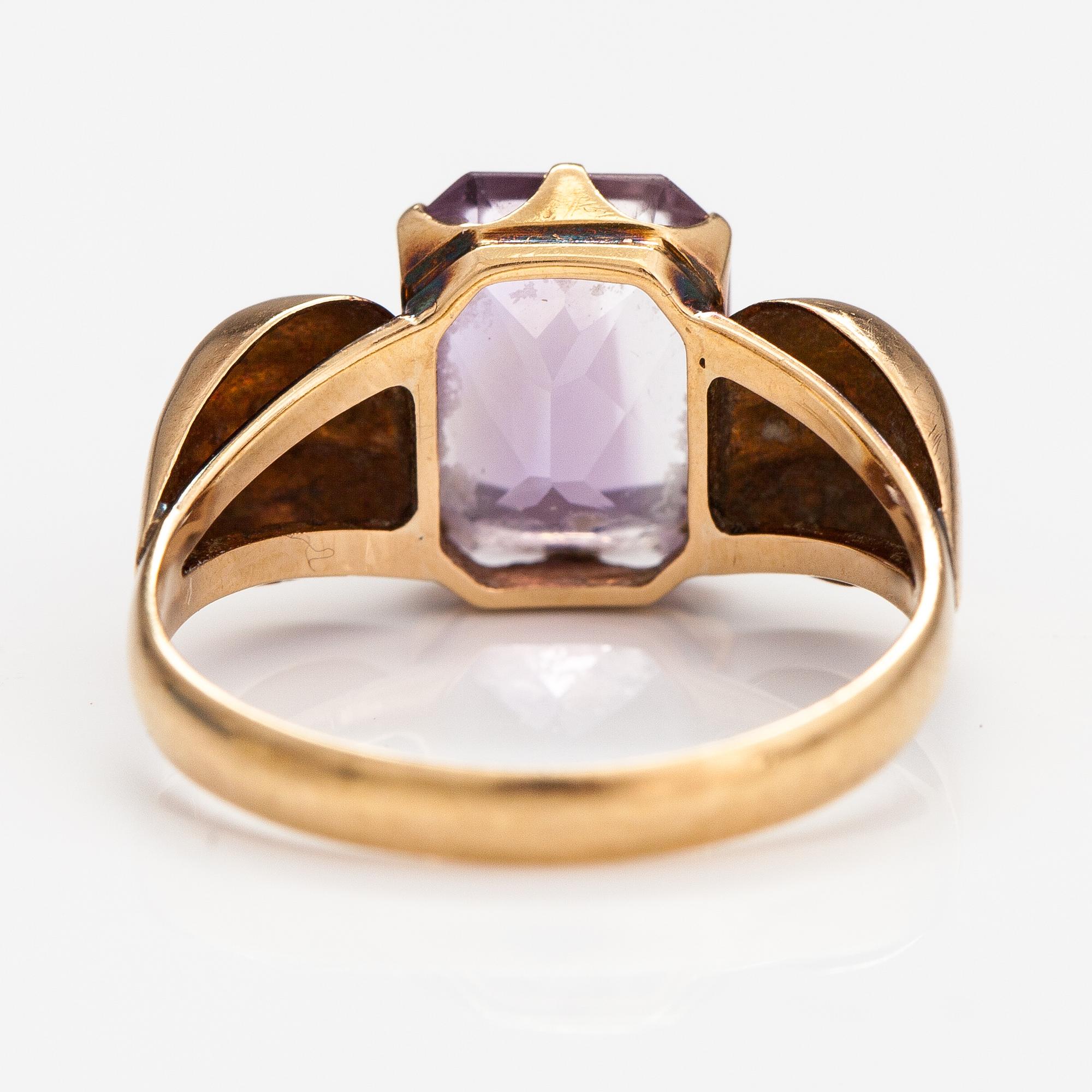 A 14K gold ring with an amethyst. Rikhard N. Sund, Helsinki 1953.