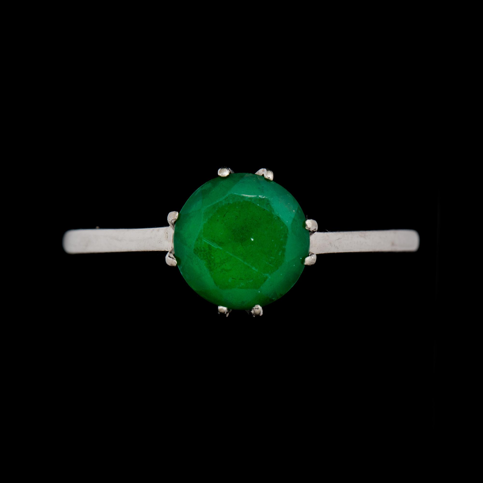 RING, 18K vitguld med syntetisk grön sten. Stockholm 1948. Vikt ca 3 gram.