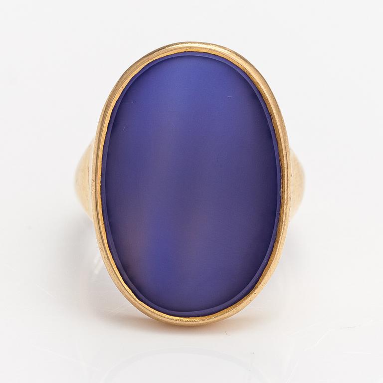 An 18K gold ring with a coloured chalcedony. Kalevi Piirainen, Helsinki 1980.
