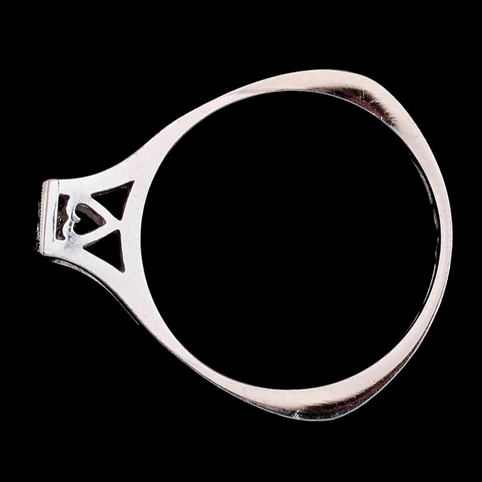 RING, 18 k vitguld, Alton, 1964, med briljantslipad diamant. Total vikt ca 2 gram.
