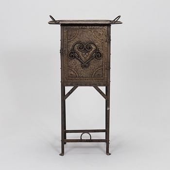 Barskåp / sidobord, koppar, 1900-talets början.