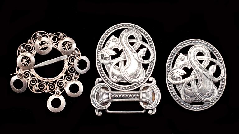 DRÄKTSMYCKEN, 13 delar. Silver. 1900-talets första hälft.  Vikt tot ca 190 g.