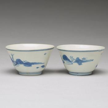 A pair of blue and white cups, Ming dynasty, 17th Century.