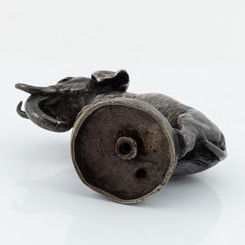 Okänd konstnär, 1900-tal. Skulptur, gjutarstämpel, vitmetall, höjd 11 cm.