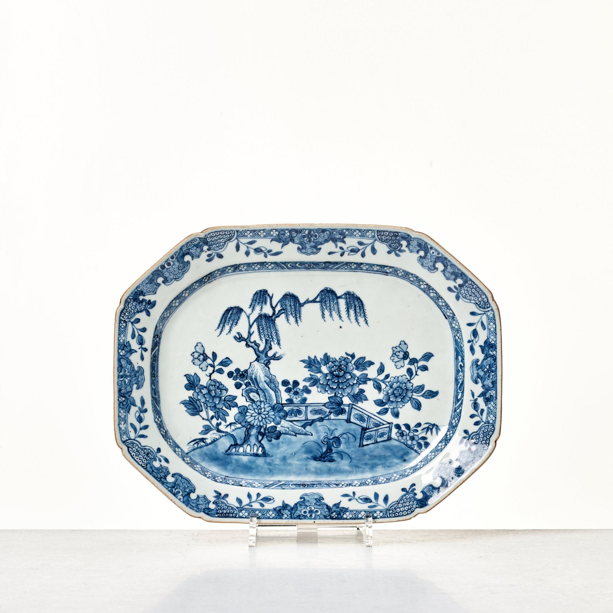 Stekfat, ett par, kompaniporslin. Qingdynastin, Qianlong (1736-95).