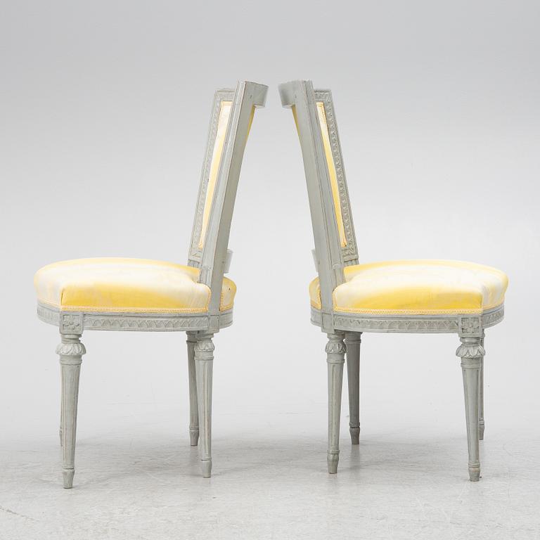 Stolar, ett par, gustavianska, av Erik Holm, (1734-1814, mästare i Stockholm) 1700-talets andra hälft.