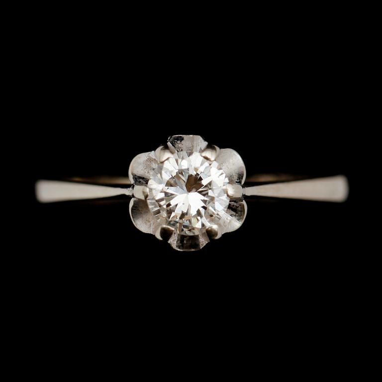 RING, 18 k vitguld, med briljantslipad diamant 0.45 ct enligt gravyr. Total vikt ca 2 g.
