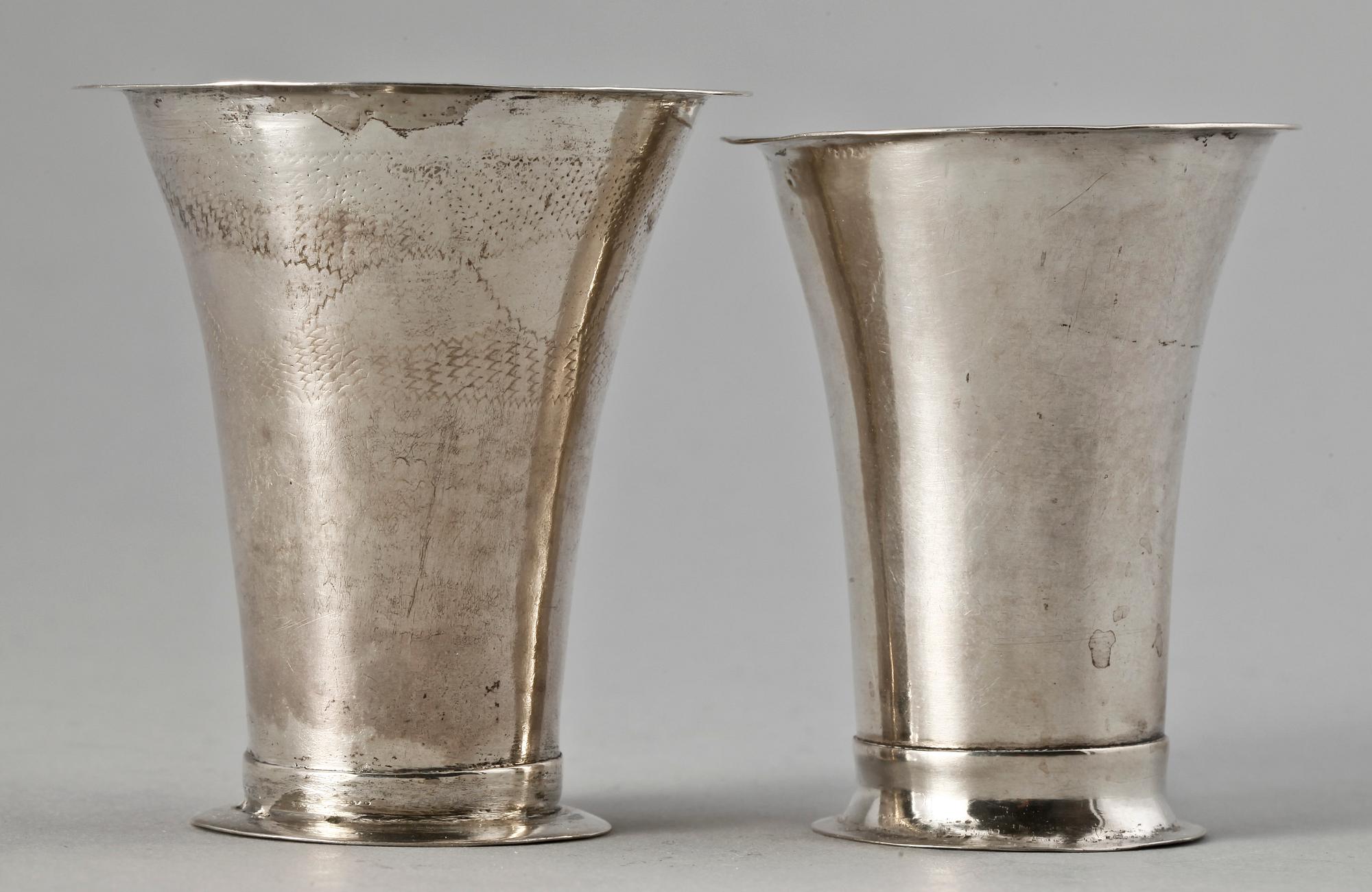 BÄGARE, 2 st, silver, bla Fredrik Nymansson, Kristinehamn 1817. Totalvikt ca 40 gram.