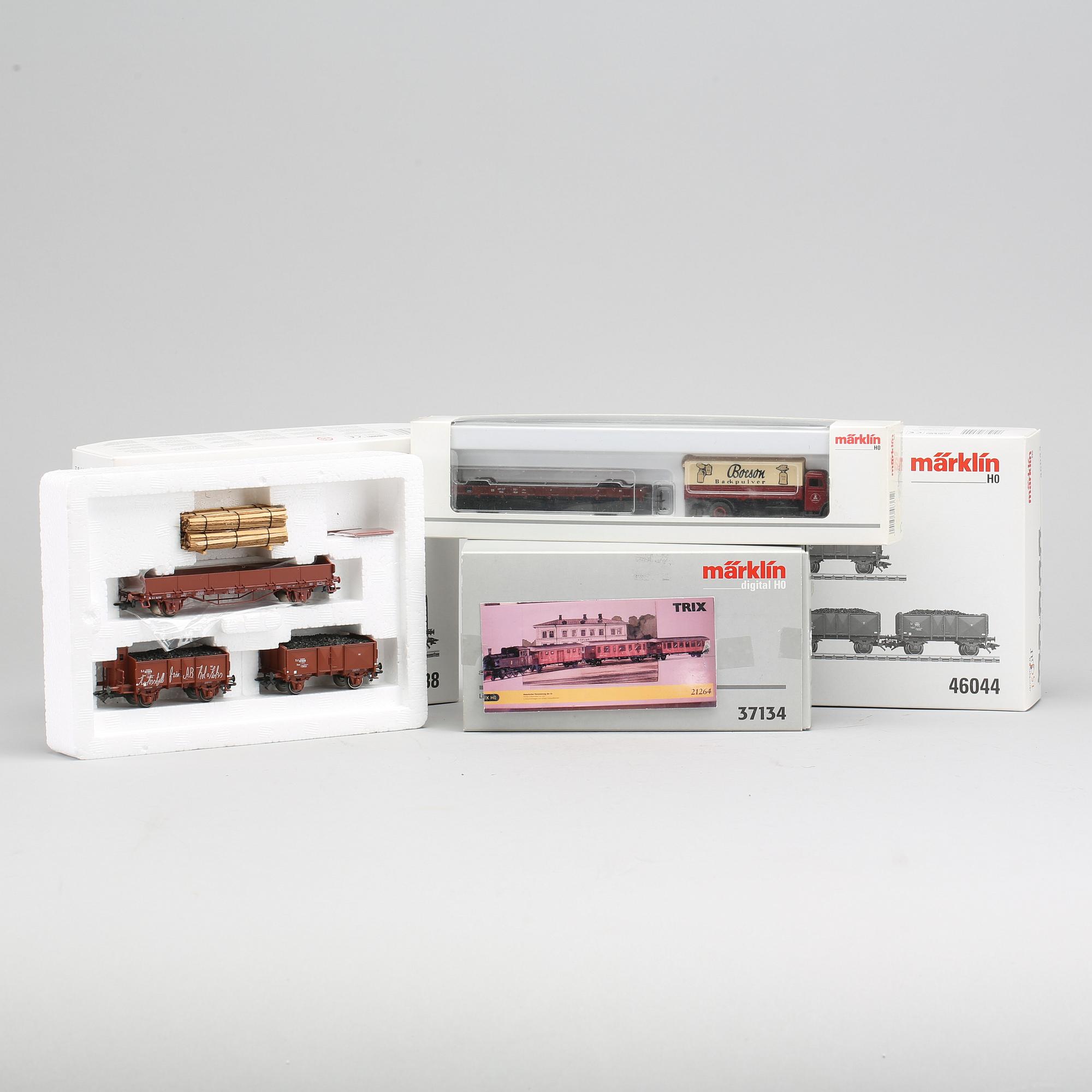 LOK 1 st, VAGNAR 8 st, samt STOLPVAGN MED LASTBIL, HO Märklin 37134, 46038, 46044, 46361,