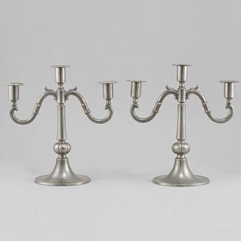 KANDELABRAR, ett par, tenn, Edvin Ollers, 1920-tal.