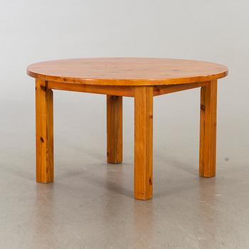 A 1970:s pine dining table.