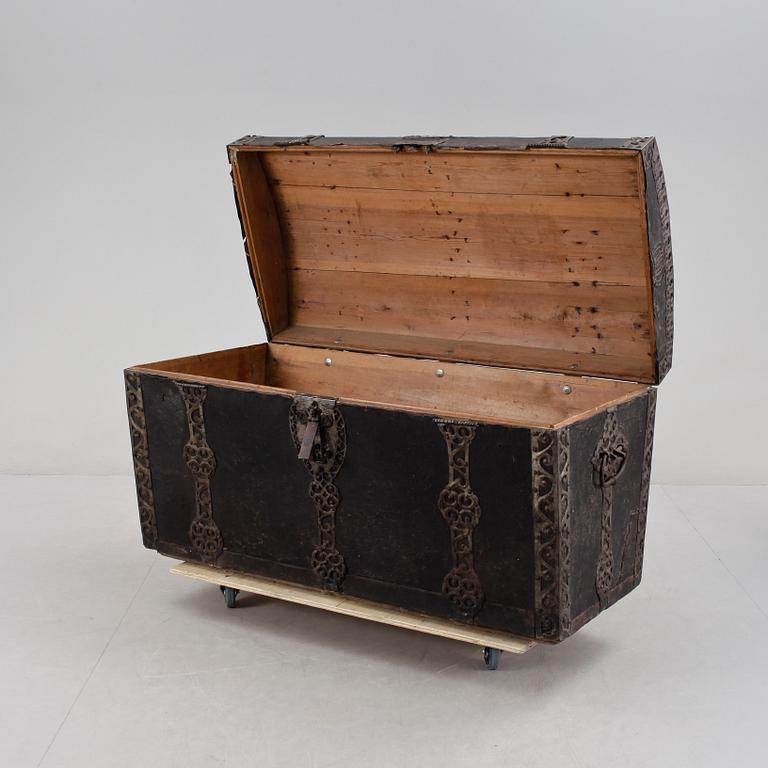 OFFICERSKISTA, karolinsk barock, daterad 1718.