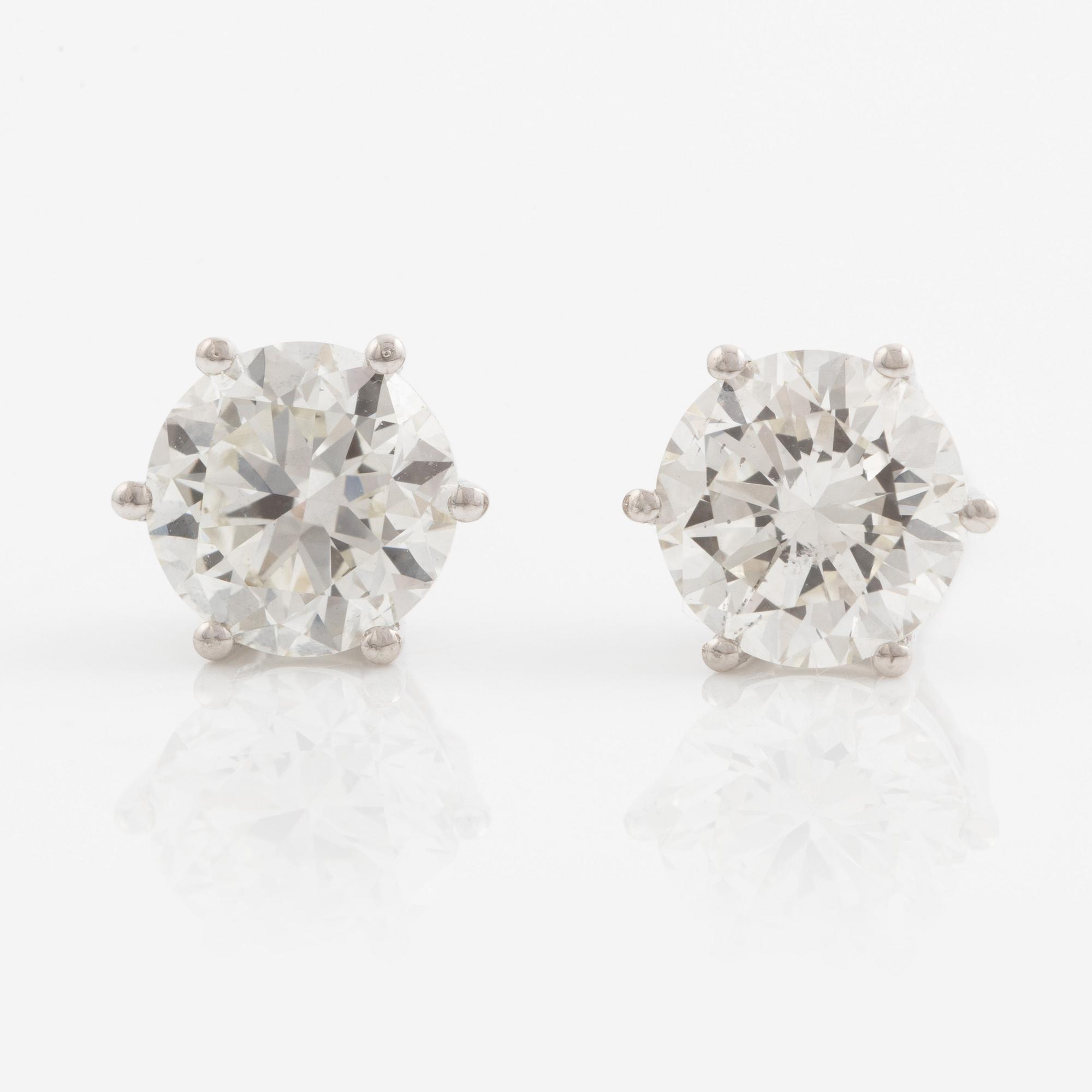 Earrings 18K white gold with brilliant-cut diamonds.