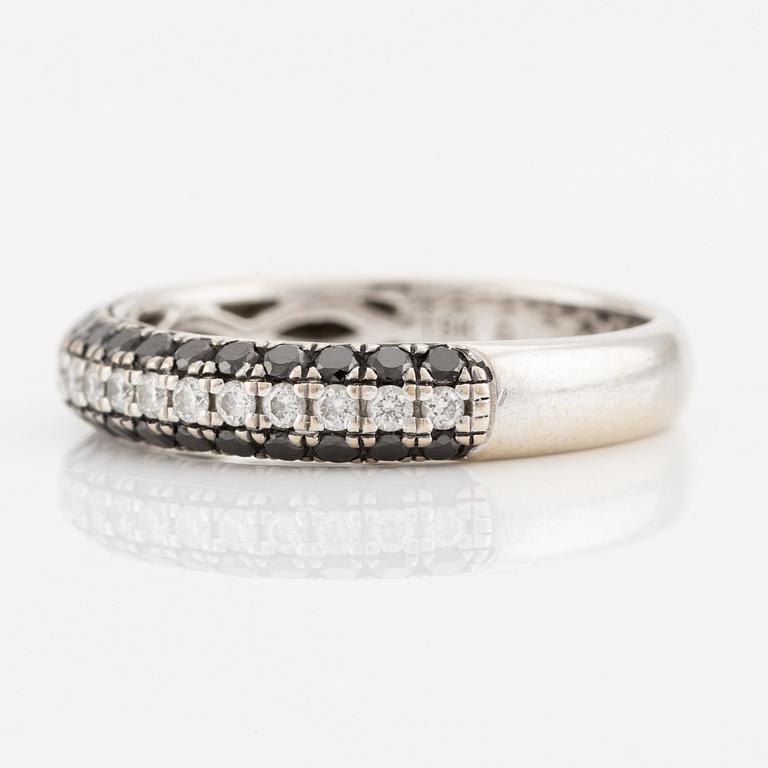 Ring, 18K vitguld med svarta och vita briljantslipade diamanter.
