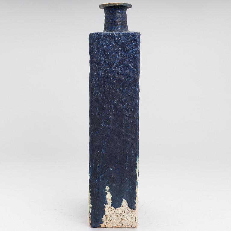 ANNIKKI HOVISAARI, VAS, stengods, signerad AH Arabia.