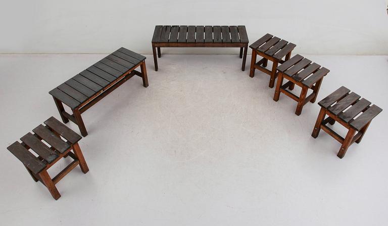 BÄNKAR, 2 st, SAMT PALLAR, 2 par, bl a Elsa Stackelberg, Fri Form, 1900-talets andra hälft.