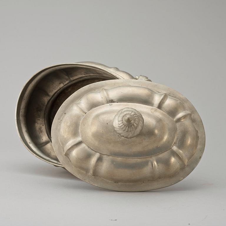 A Rococo pewter tureen with cover by L. Lundwall, master in Jönköping 1761.