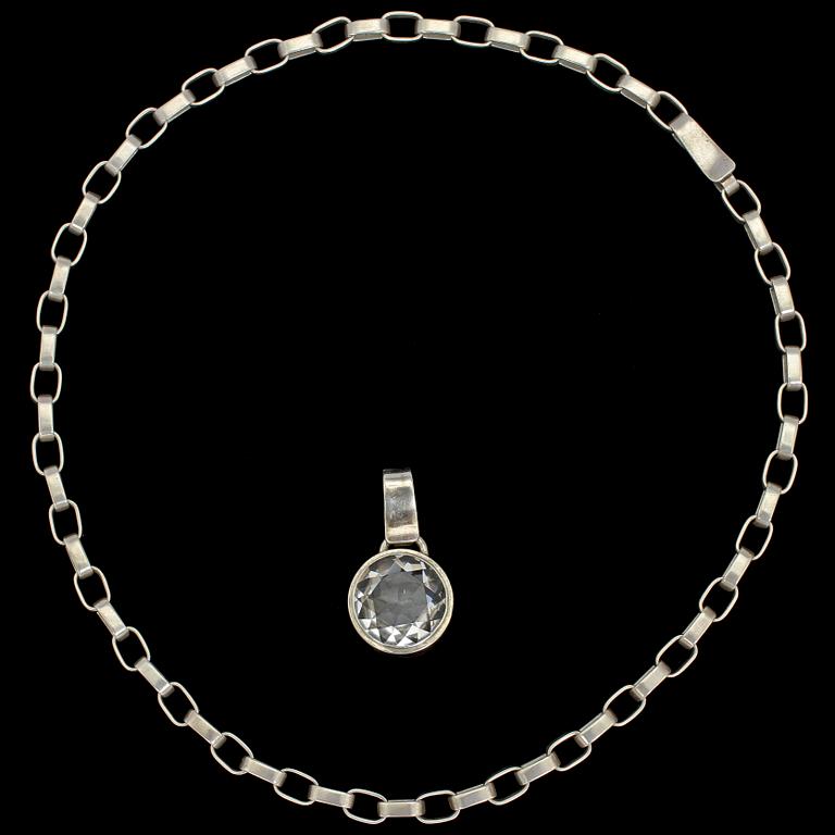 HALSKEDJA samt HÄNGE, sterlingsilver samt bergskristall, Sven-Erik resp Anders Högberg, Göteborg, 1976/77. Vikt 131g.