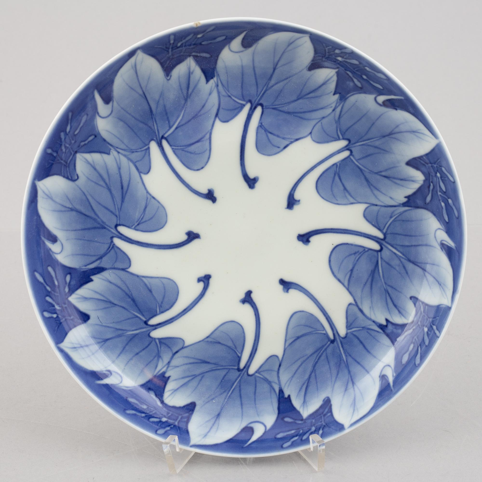 A Japanese 'Nabeshima ware' porcelain dish and bowl, Edo/Meiji, 19th century.