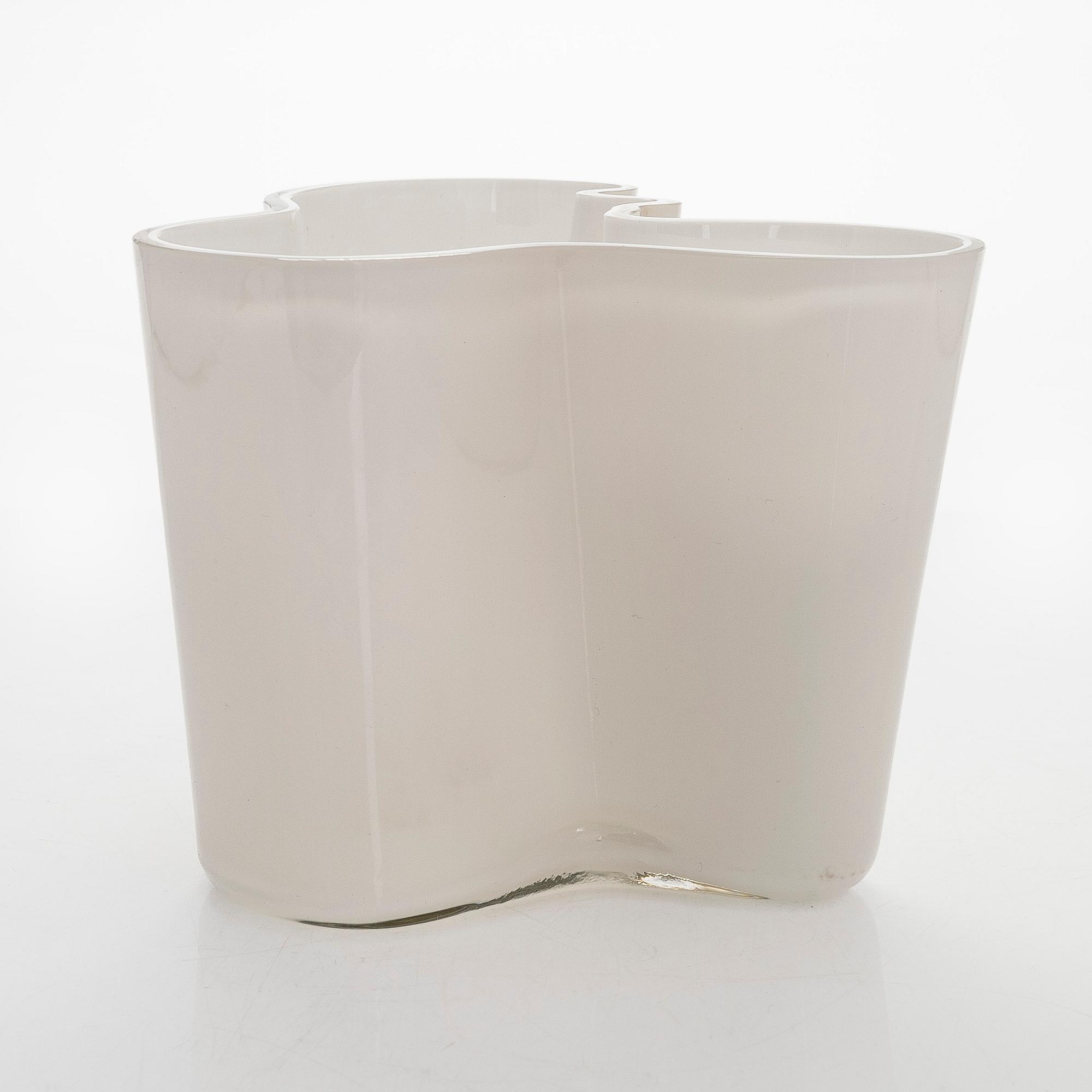 Alvar Aalto, a mid 20th century glass vase '3030', signed Alvar Aalto. Iittala.