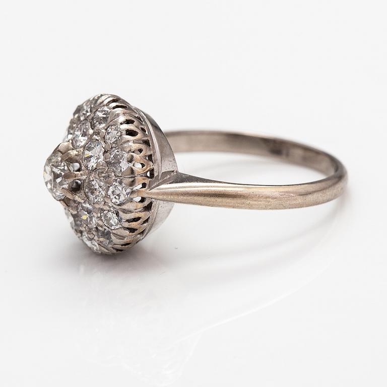 Ring, 18K vitguld och diamanter ca 1.00 ct tot. Hallbergs Guldsmeds Ab, Stockholm 1959.