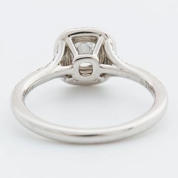 TIFFANYRING, platinum, 1 modfied cushion-shaped diamond 0,26 ct F VVS1 and brilliant-cut diamonds 0,25 ct D-G IF-VS2.