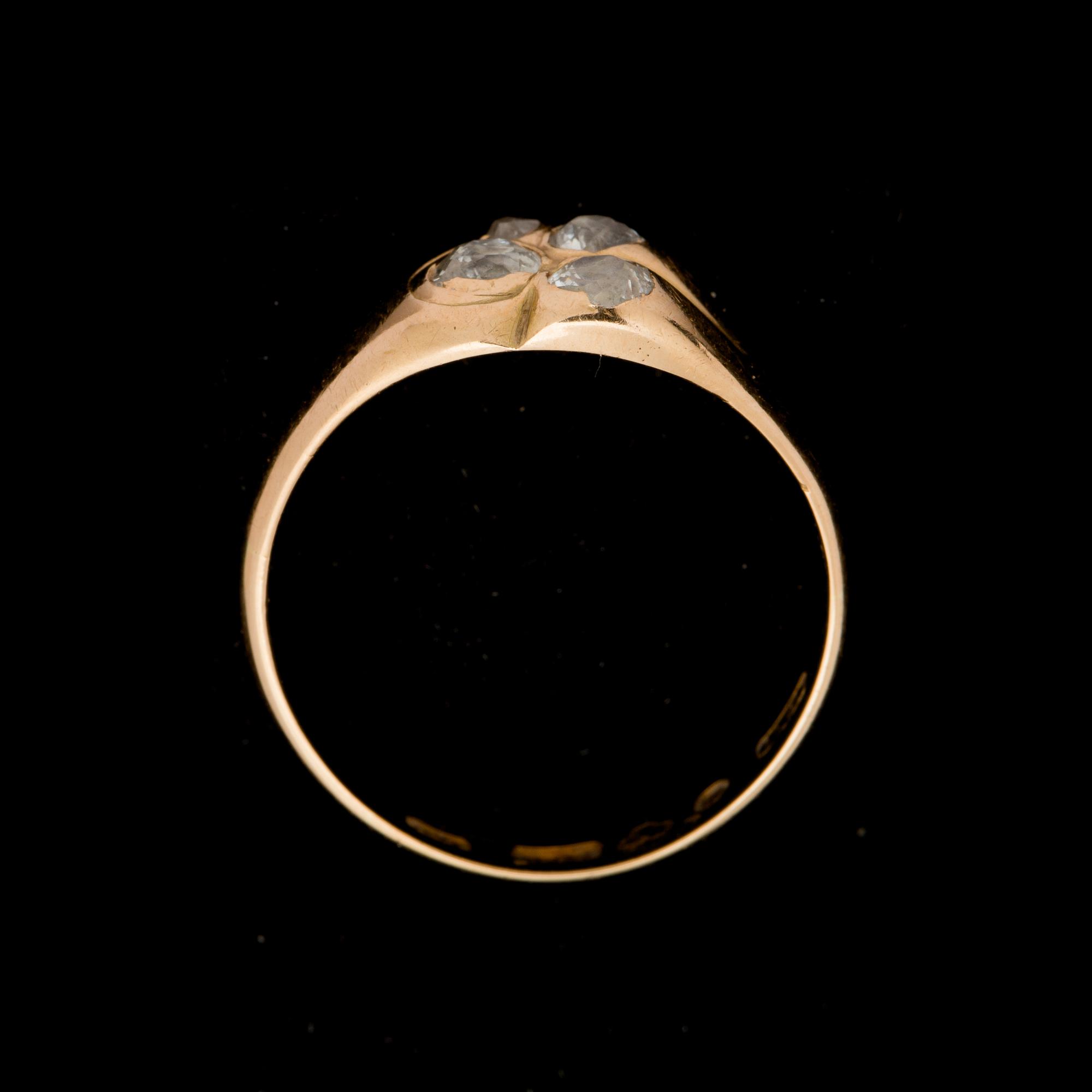 RING, 18K guld med 4 fasettslipade diamanter, Verner A Olssons AB, Helsingborg 1960. Vikt ca 3 gram.