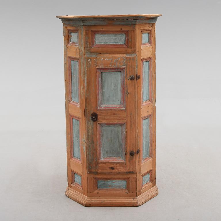 HÖRNSKÅP, allmoge, 1700-tal.