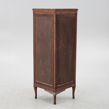 Hörnskåp, Louis XV stil, 1900-talets första hälft.