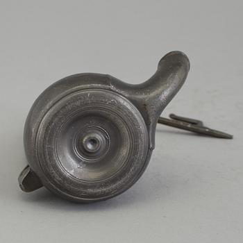 AN 18TH CENTURY PEWTER OIL LAMP.