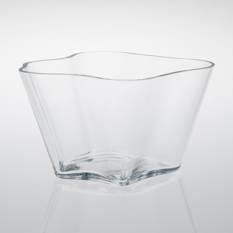 ALVAR AALTO, GLASSKULPTUR, 4 delar, "Aalto-blomman", signerad Alvar Aalto, Iittala 2002.