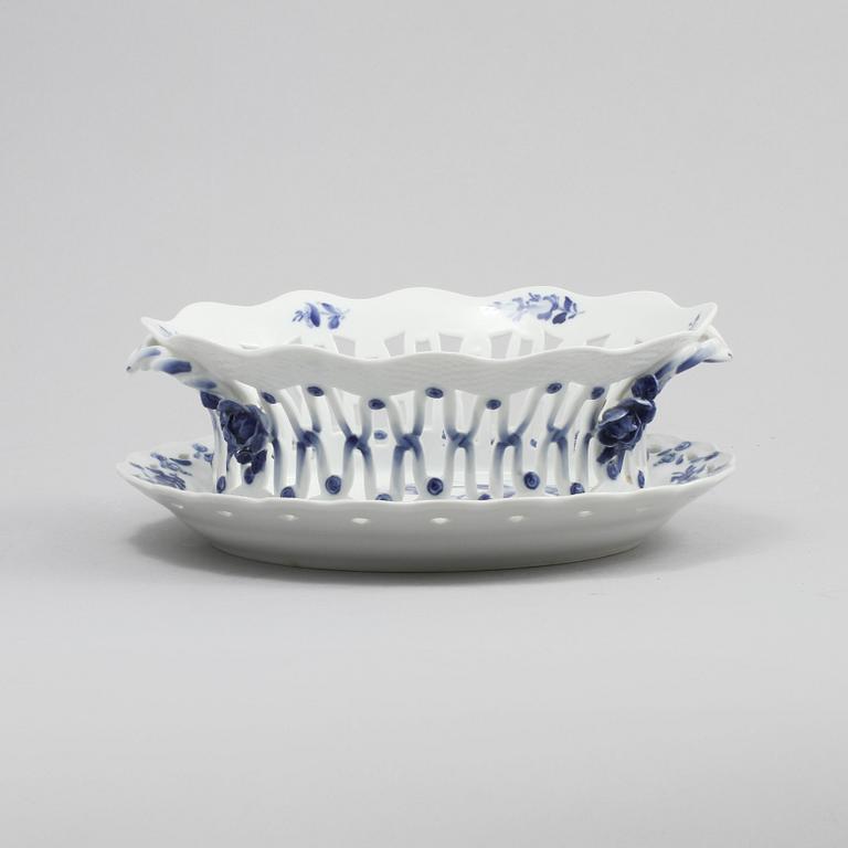 GALLERSKÅL med UNDERFAT, porslin, "Blå Blomst", Royal Copenhagen, 1900-talets andra hälft.