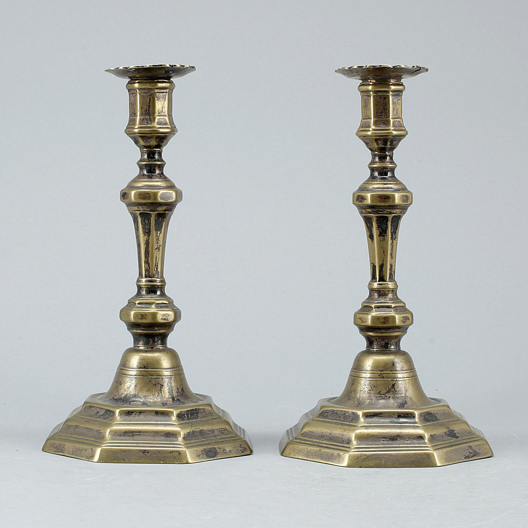 LJUSSTAKAR, ett par, mässing. Bär franska stämplar, 1700/1800-tal.