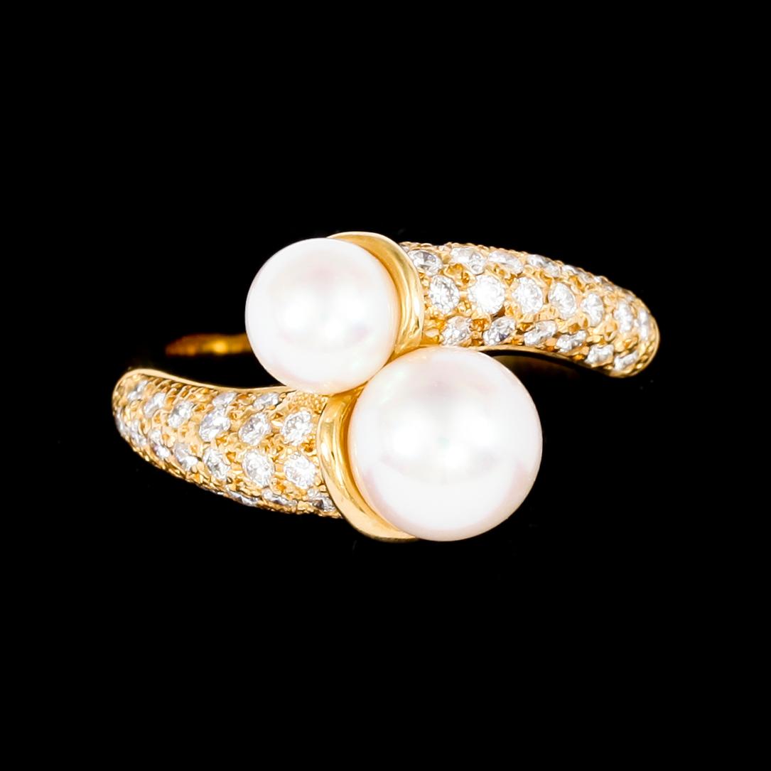 RING, 18k guld med ca 44 små diamanter samt 2 odlade pärlor. Vikt 7,6 g.