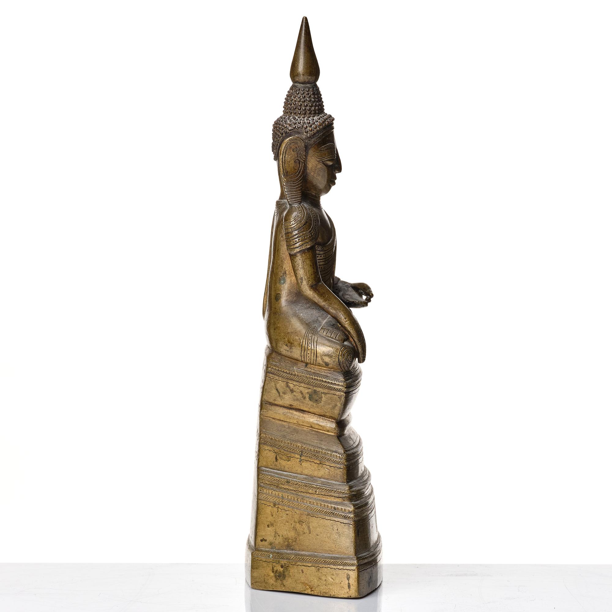 A Burmese bronze figure of Buddha, circa 1800.