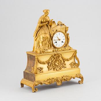 A empire-style mantelclock from the second half of the 19th century.
