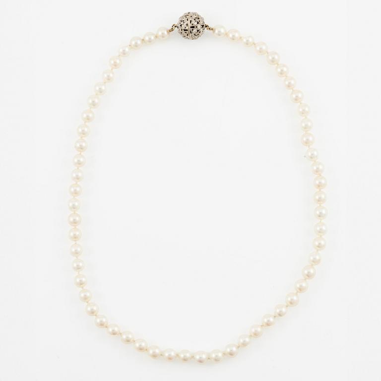 Pärlcollier med odlade pärlor, lås 18K vitguld med små briljantslipade diamanter.