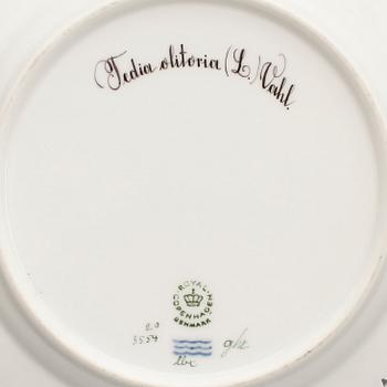 TALLRIKAR, 2st, porslin, "Flora Danica", Royal Copenhagen, 1900-talets sista kvartal.