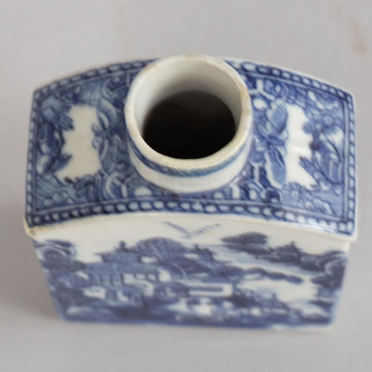 A blue and white tea caddy and 3 blue and white custard cups with covers, Qing dynasty, Qianlong (1736-95).