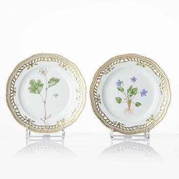 Desserttallrikar, sex stycken, porslin. "Flora Danica", Royal Copenhagen, Danmark, 1900-tal.