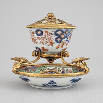 Tekopp, porslin, Kina Qingdynastin, Qianlong (1736-1795) samt fat, porslin, Japan, 1900-tal. Omgjort till askfat.