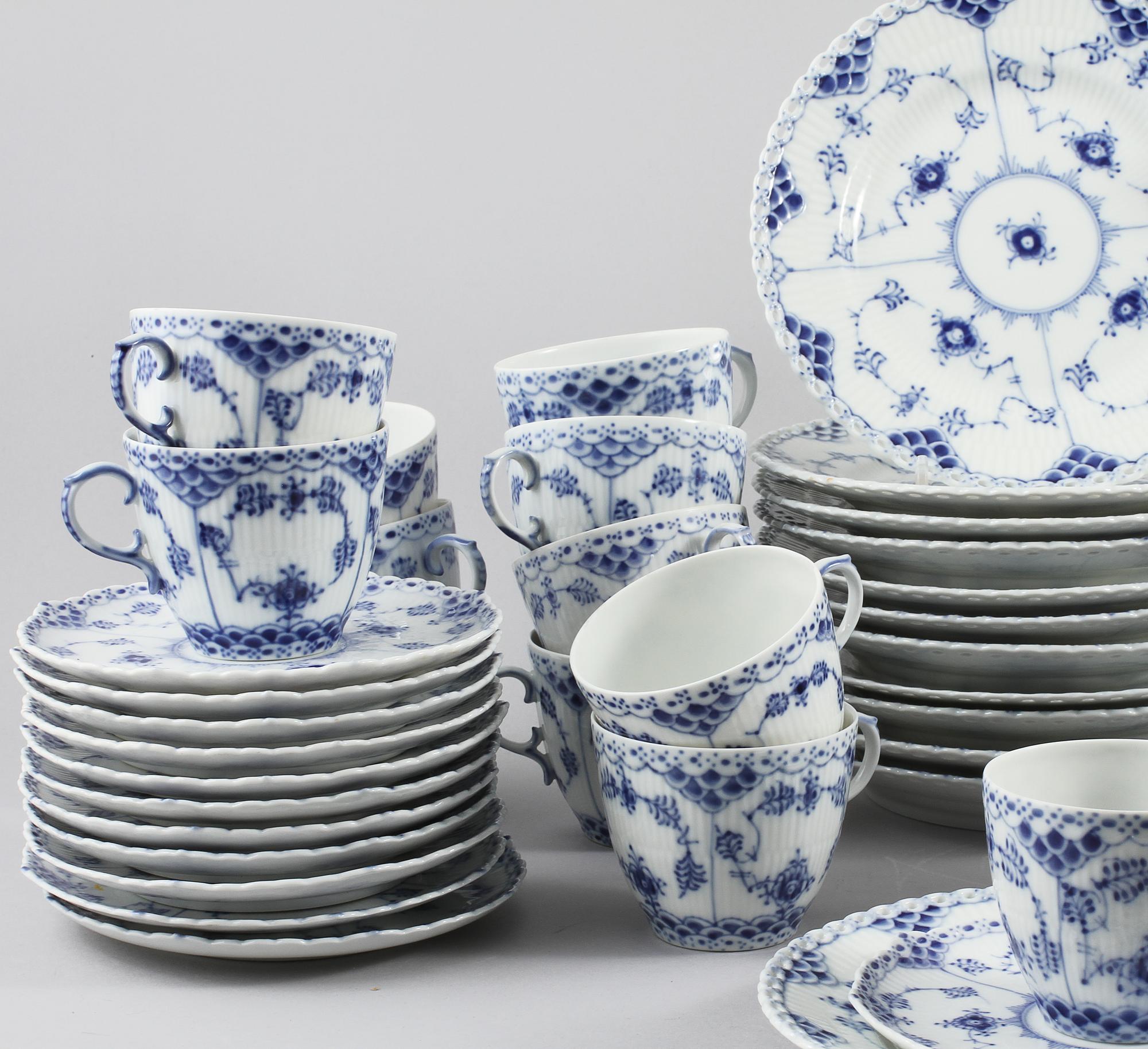 KAFFESERVIS, 30 delar, porslin, "Musselmalet", Royal Copenhagen, 1900-talets andra hälft.