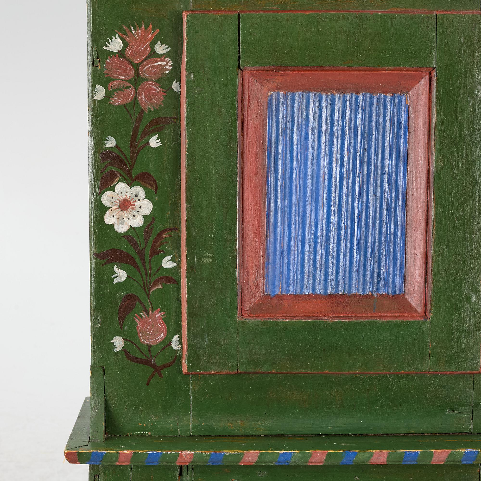 Hängskåp, allmoge, 1800-tal.