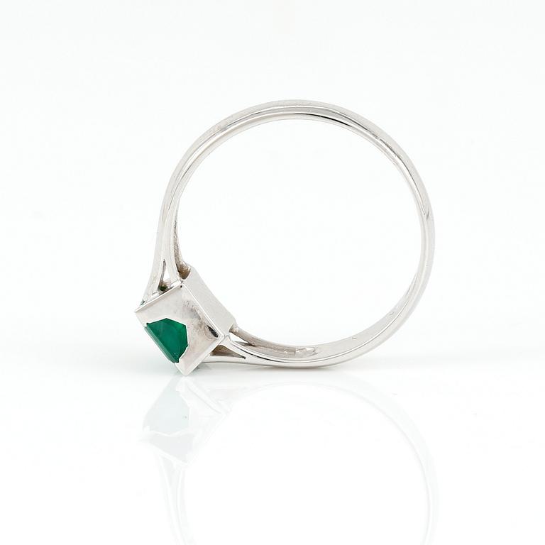 RING, 18K vitguld med smaragdslipad smaragd tot 0,77 ct. Vikt 3,01 gram.