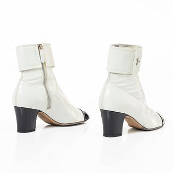 Chanel, ankle boots, size 37C.