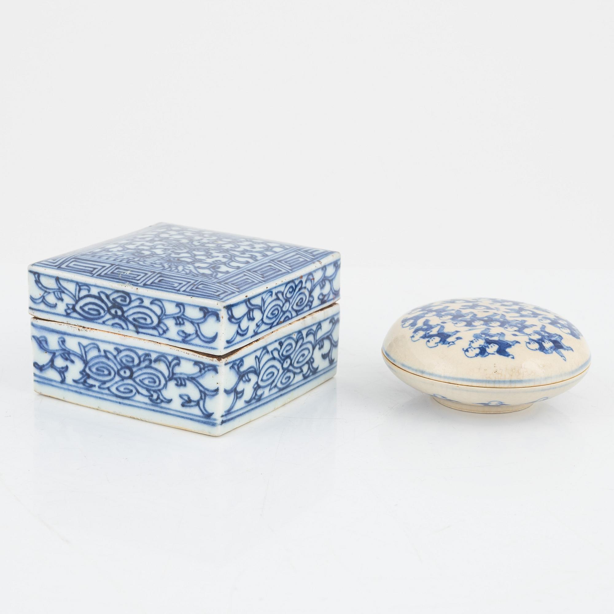 Ask med lock, två stycken, tedosa, samt vas, porslin. Kina, 1700/1900-tal.